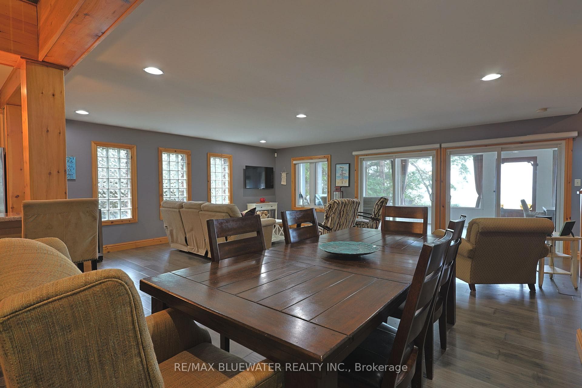 71235 Elizabeth Street photo 20
