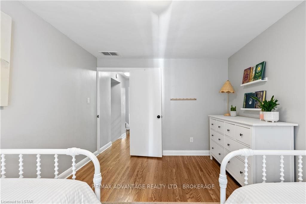 853 COLBORNE Street photo 13