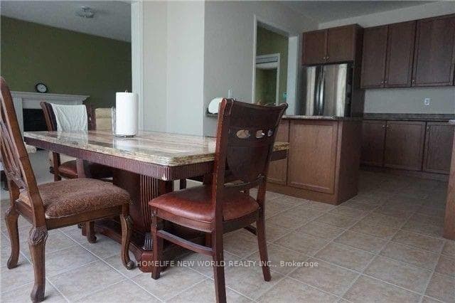 125 Vera Lynn Crescent photo 5