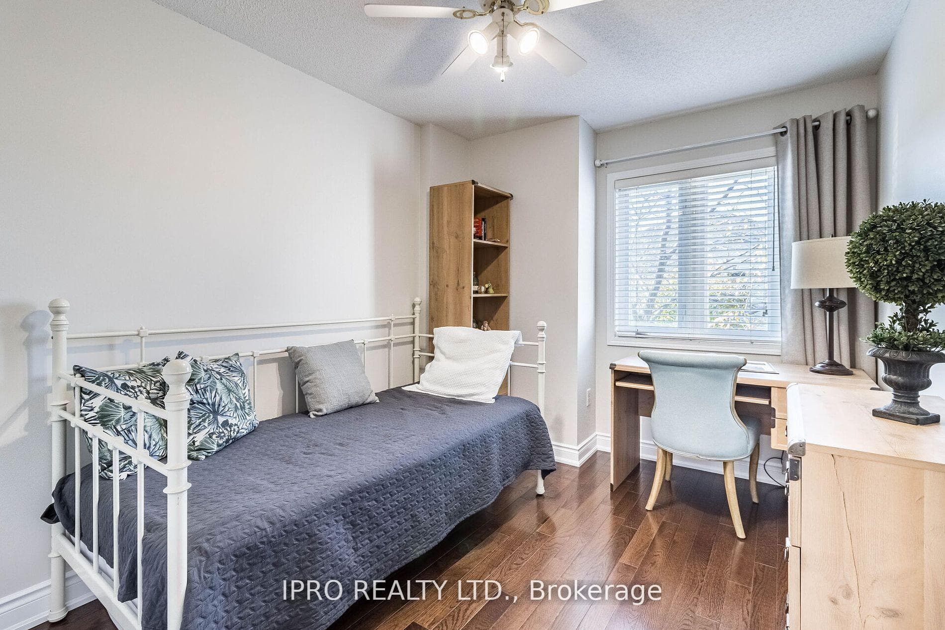 1179 Lower Village Crescent photo 28