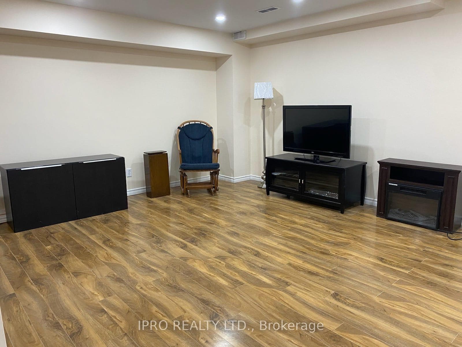5370 Bellows Avenue photo 4