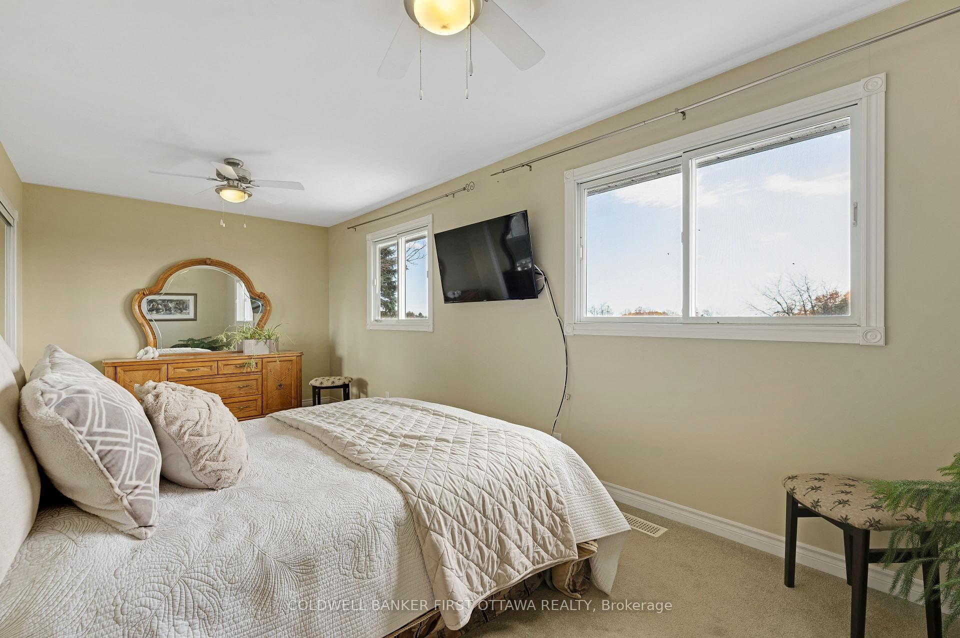 Primary has large windows & double closet