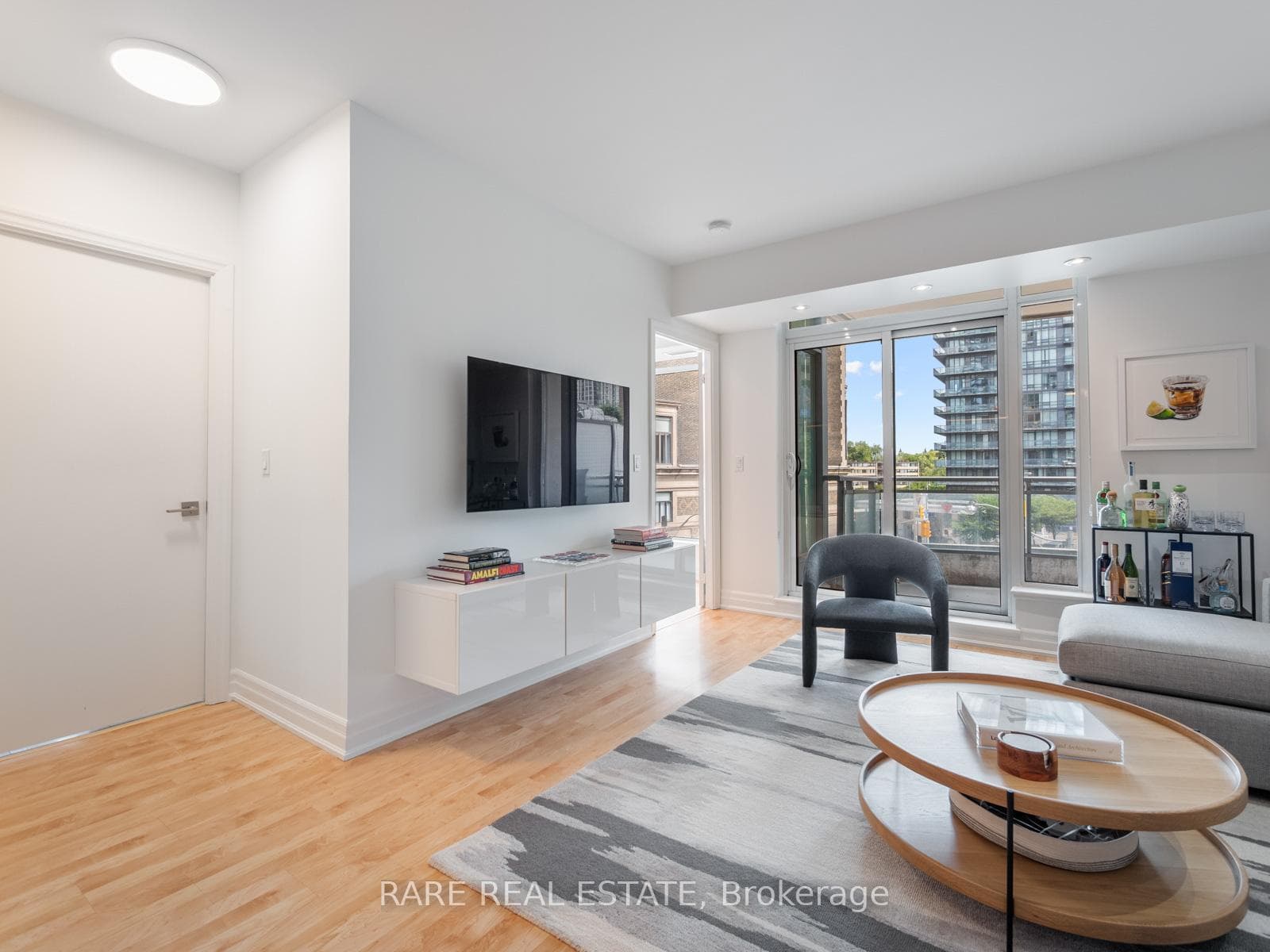 8 Scollard Street Unit 303 photo 5