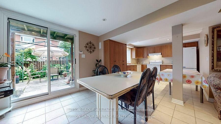 1452 Sandhurst Crescent photo 31