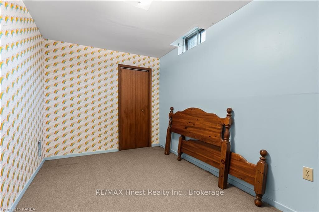 787 WHITEOAK Crescent photo 33