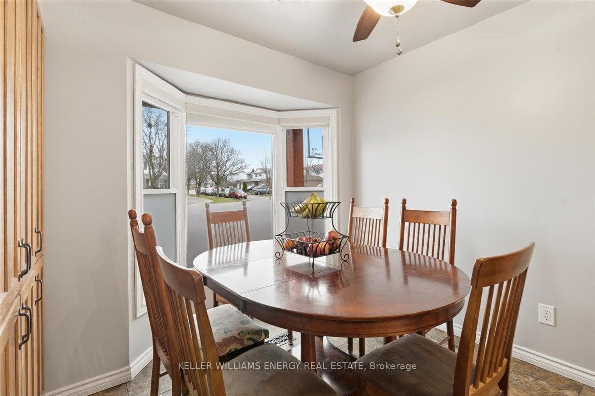751 Bennett Crescent photo 8