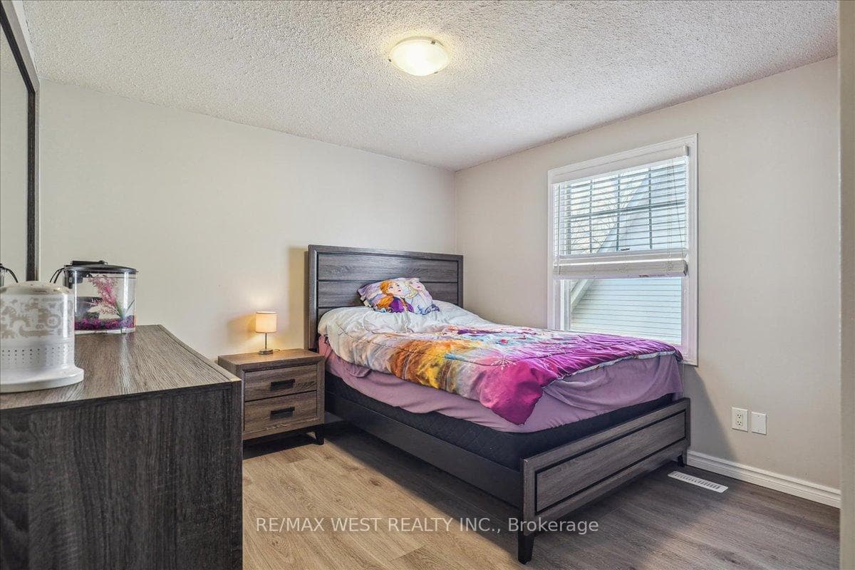 8 Hawley Crescent photo 12