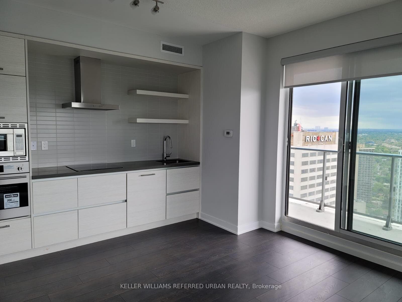 2221 Yonge Street Unit 4102 photo 8