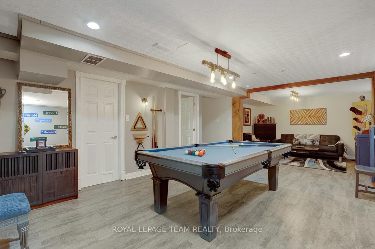 Lower level has rec room, laundry, 3-pce bathroom.