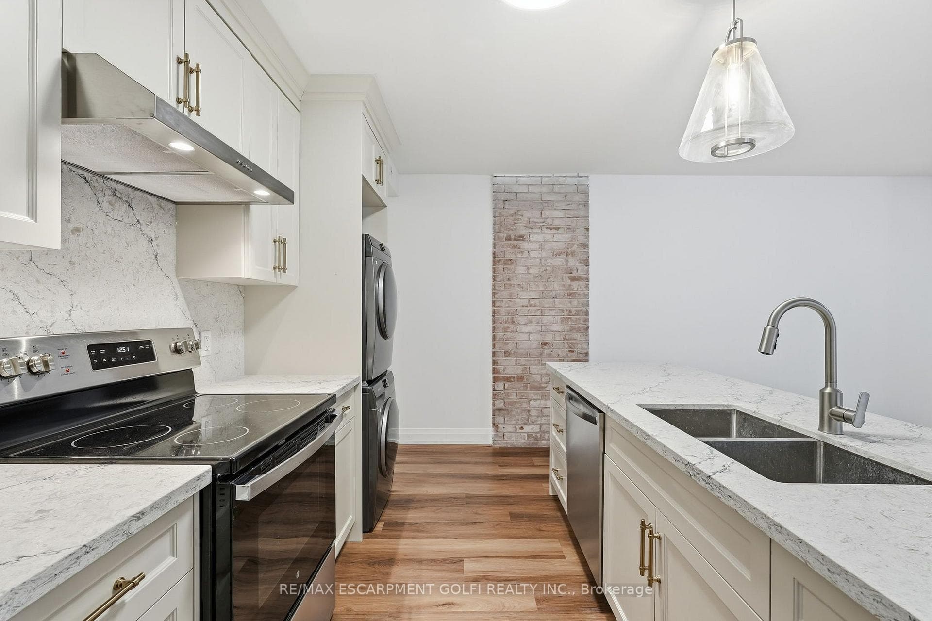 4876 SIMCOE Street Unit 1 photo 8