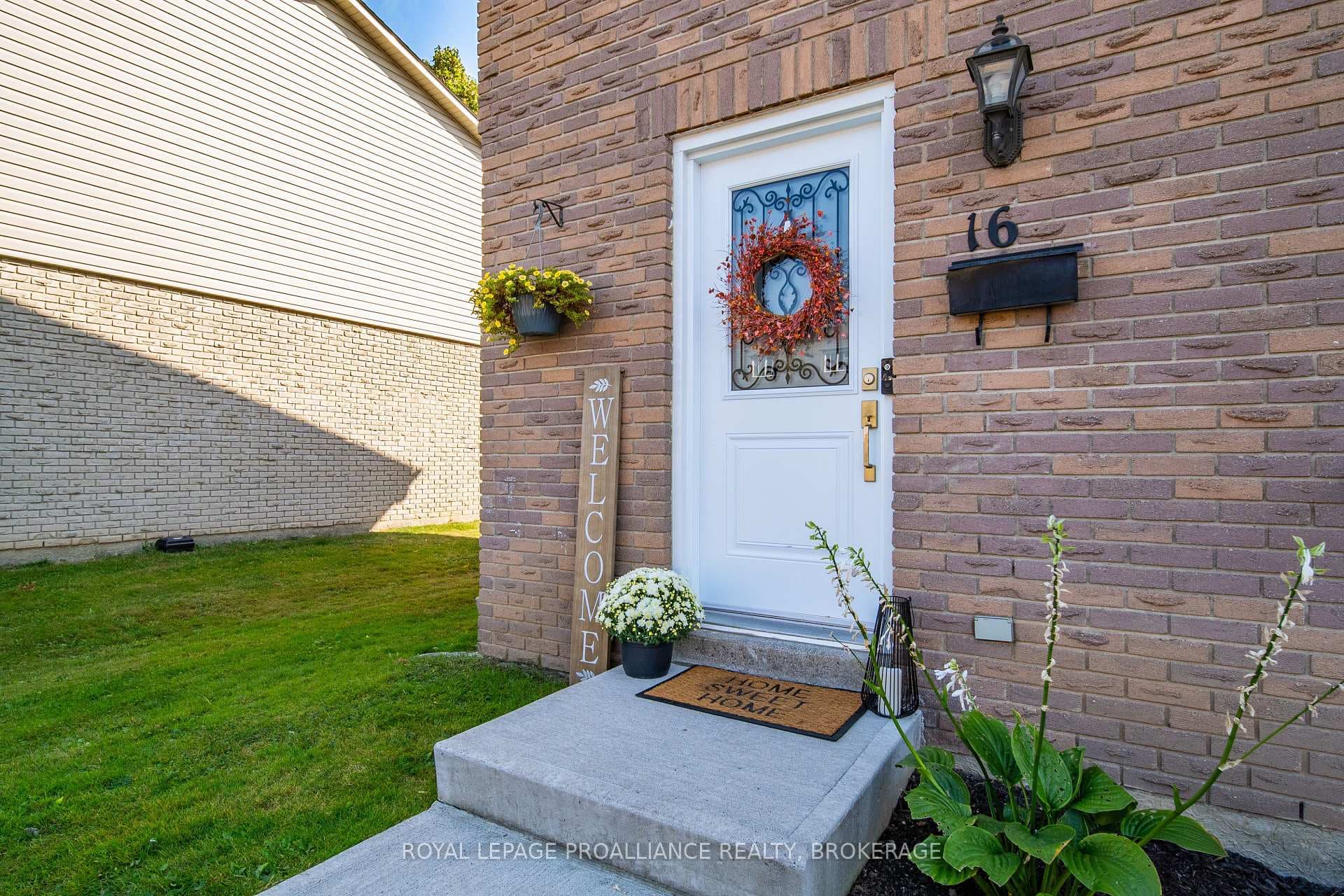 16 Rosemund Crescent photo 1