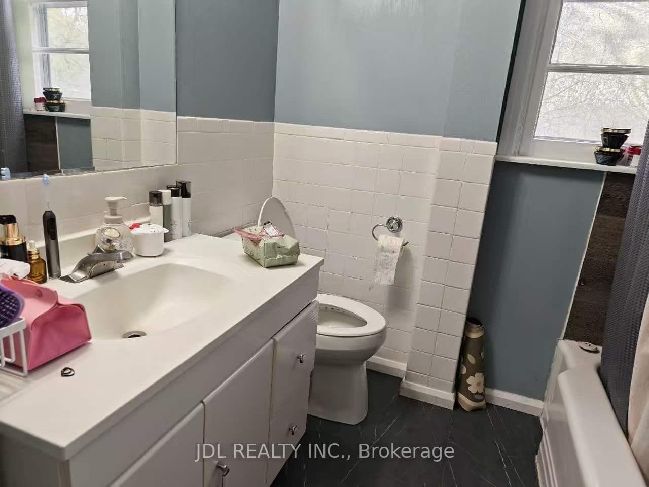 555 Wellington Street photo 11