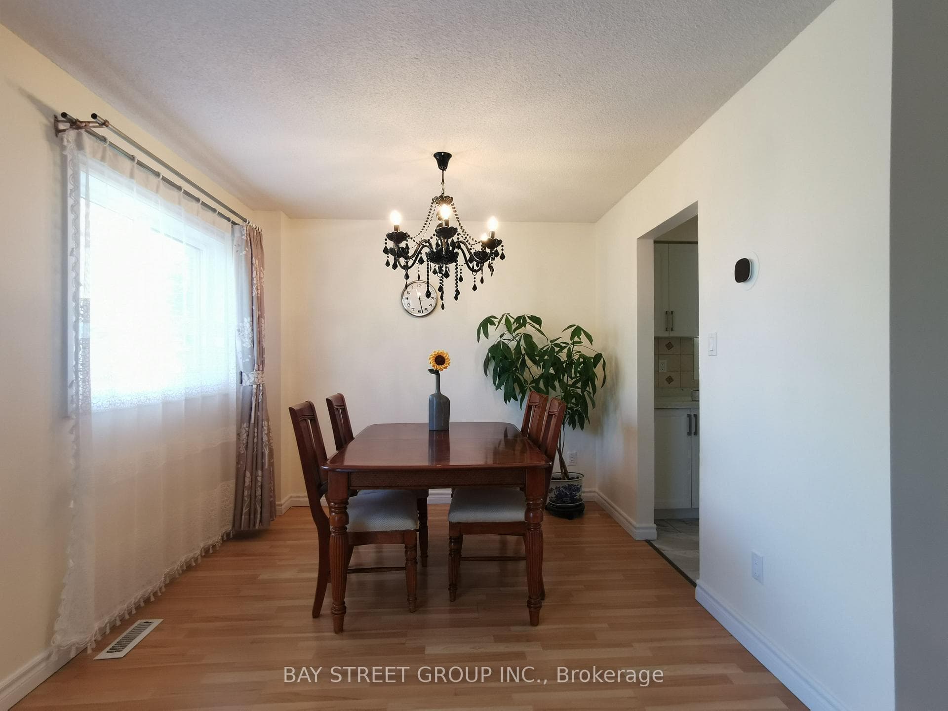 77 Toba Crescent photo 6