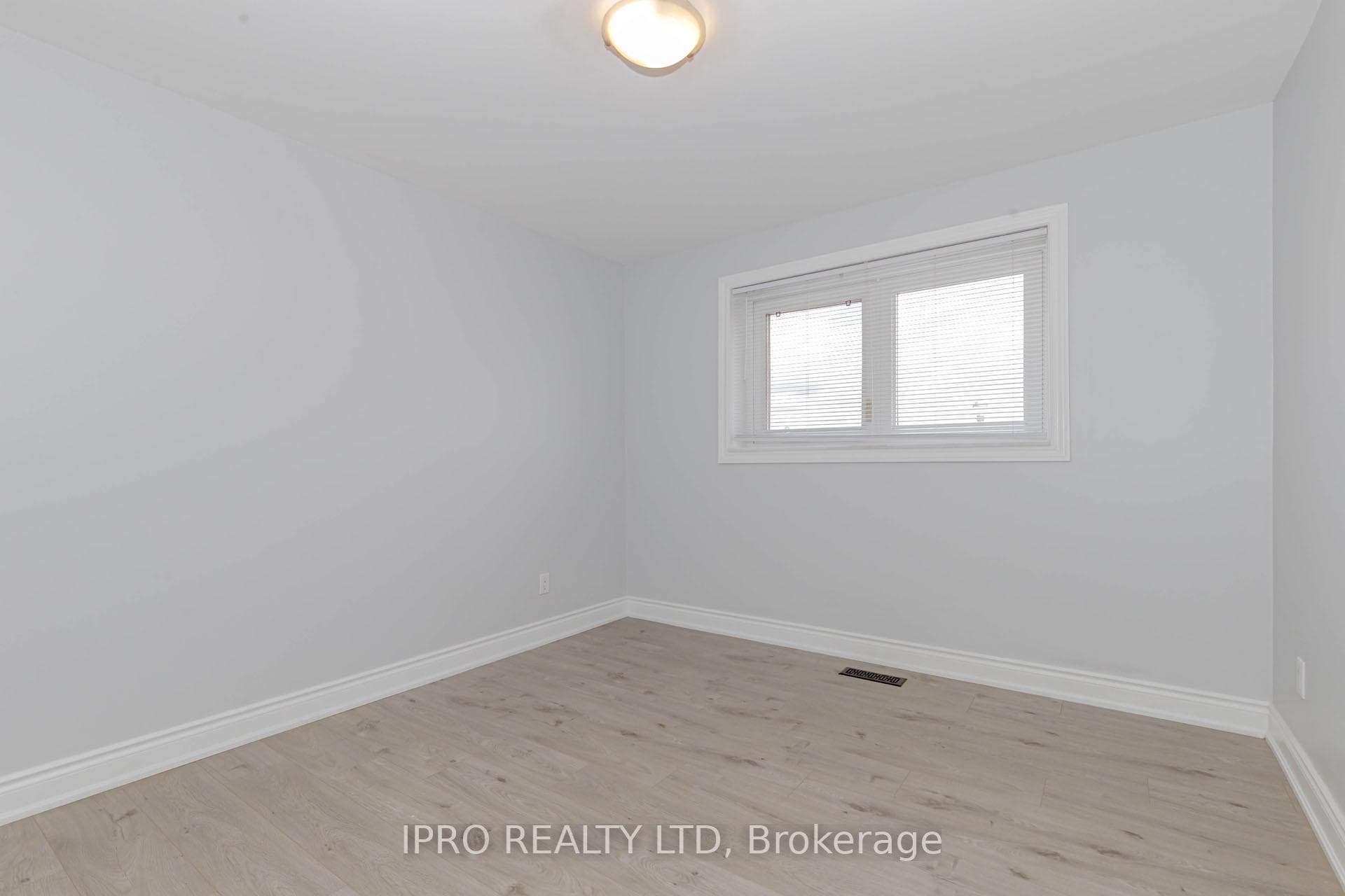 17 Town House Crescent photo 19