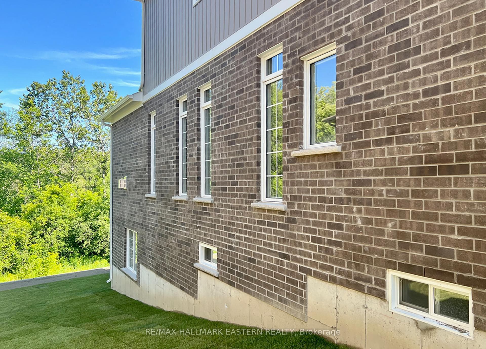 41 Coldbrook Drive photo 3