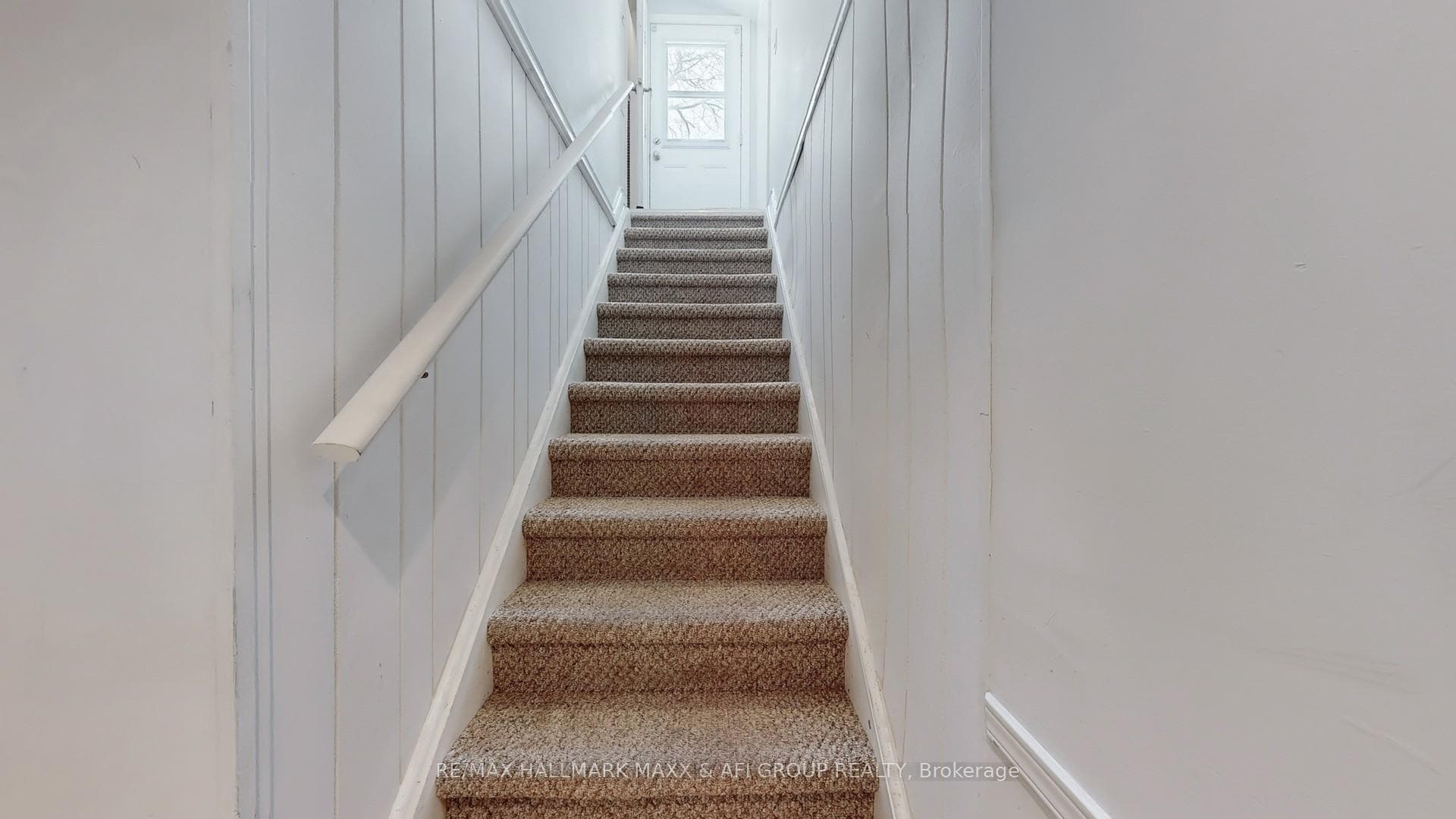 1007 Earl Crescent photo 32