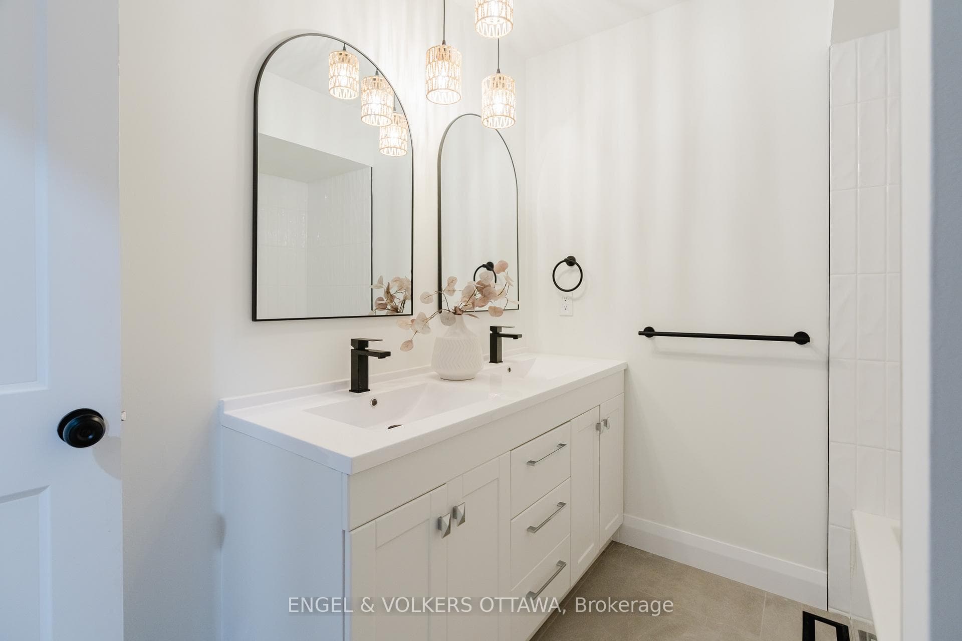 825 De Salaberry Street photo 42