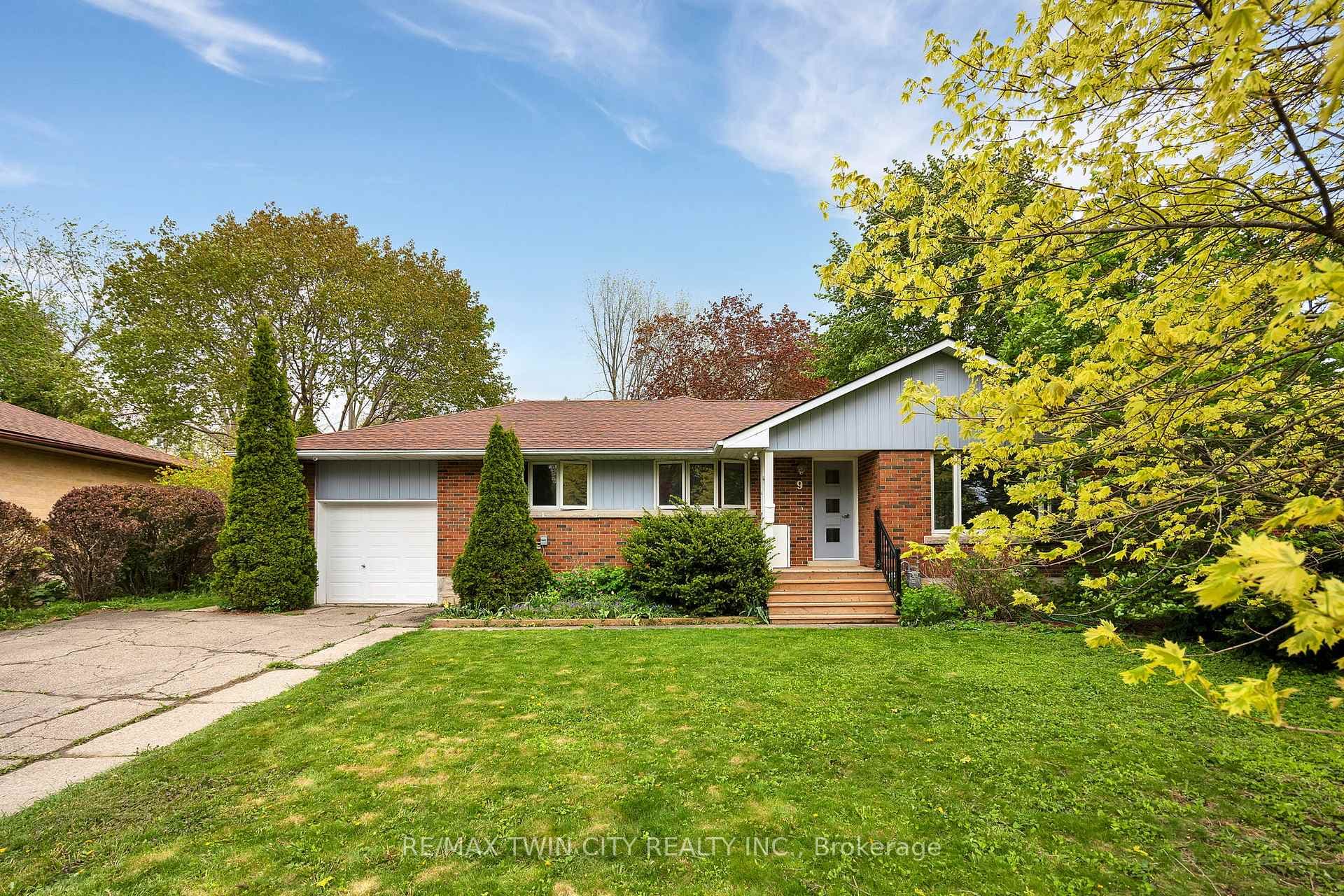 9 HALES Crescent photo 1