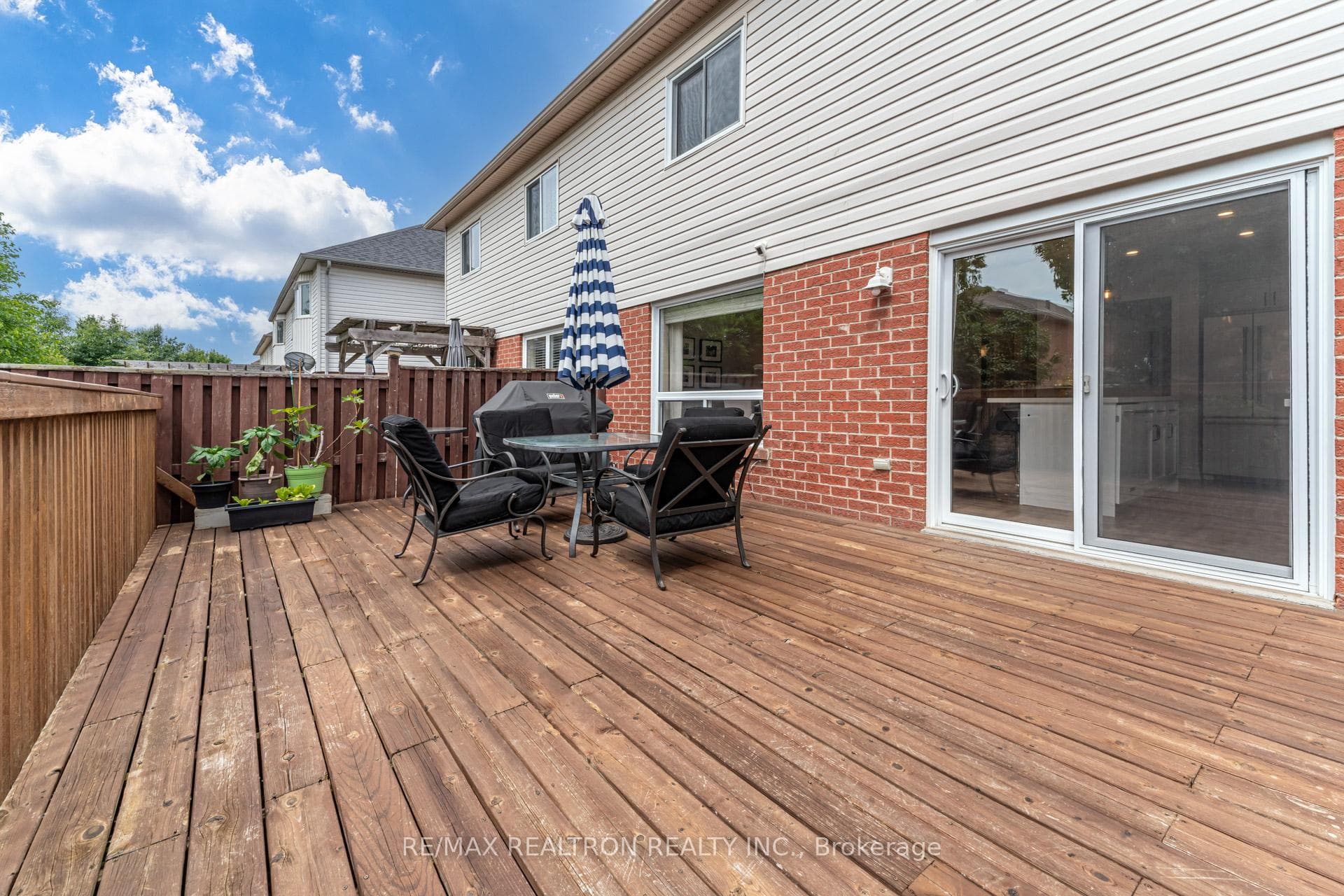 129 Mowat Crescent photo 27