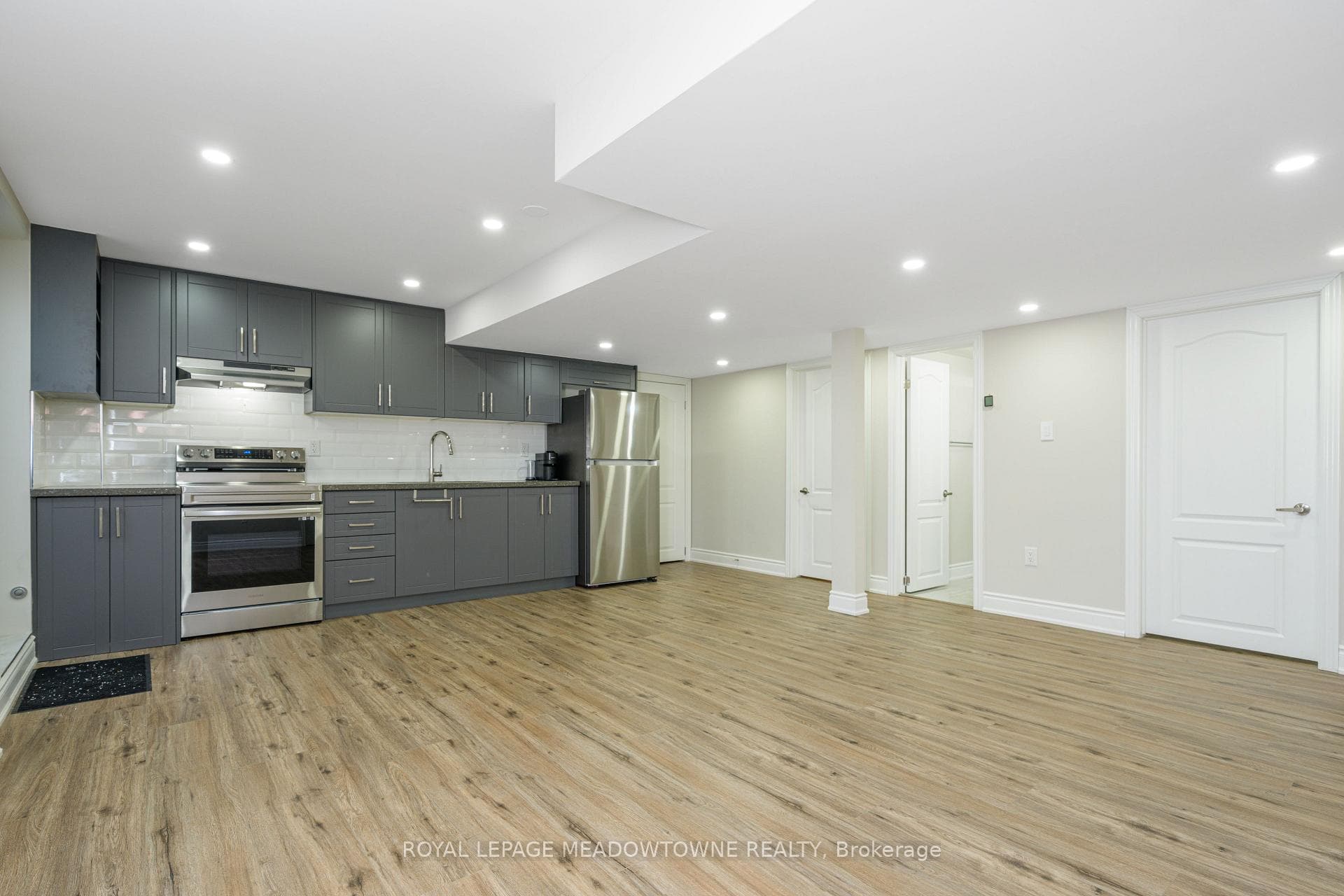 54 Meadowglen Boulevard Unit Bsmt photo 9
