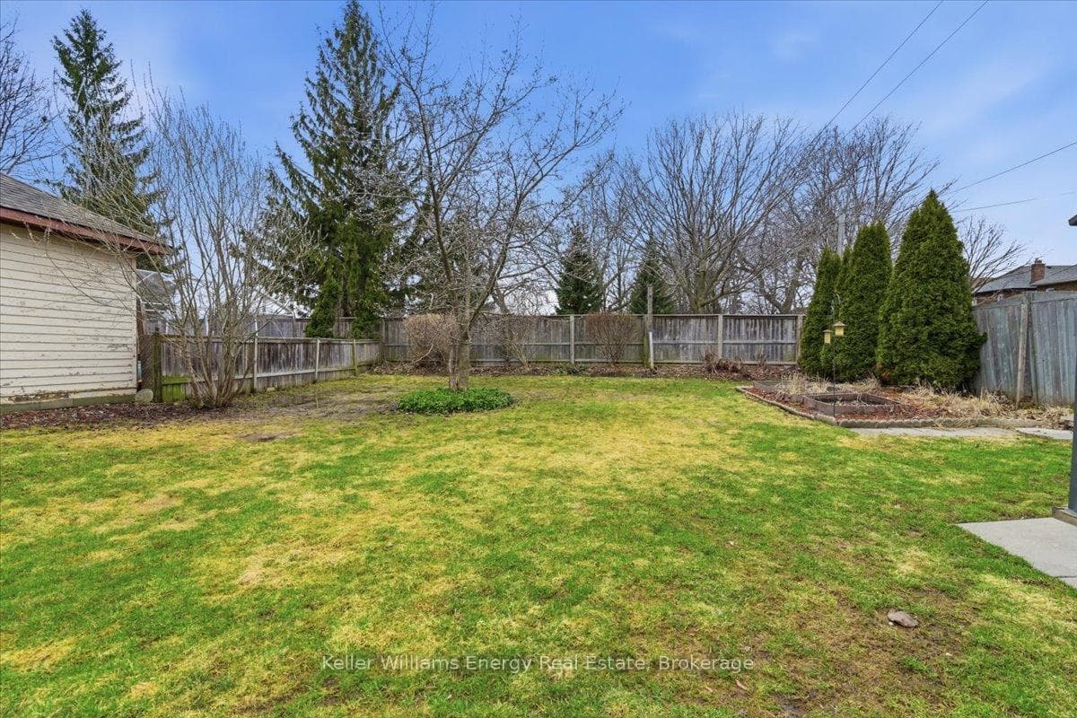 482 Simcoe Street photo 23