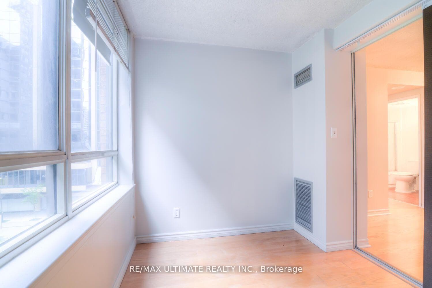 633 Bay Street Unit 406 photo 19