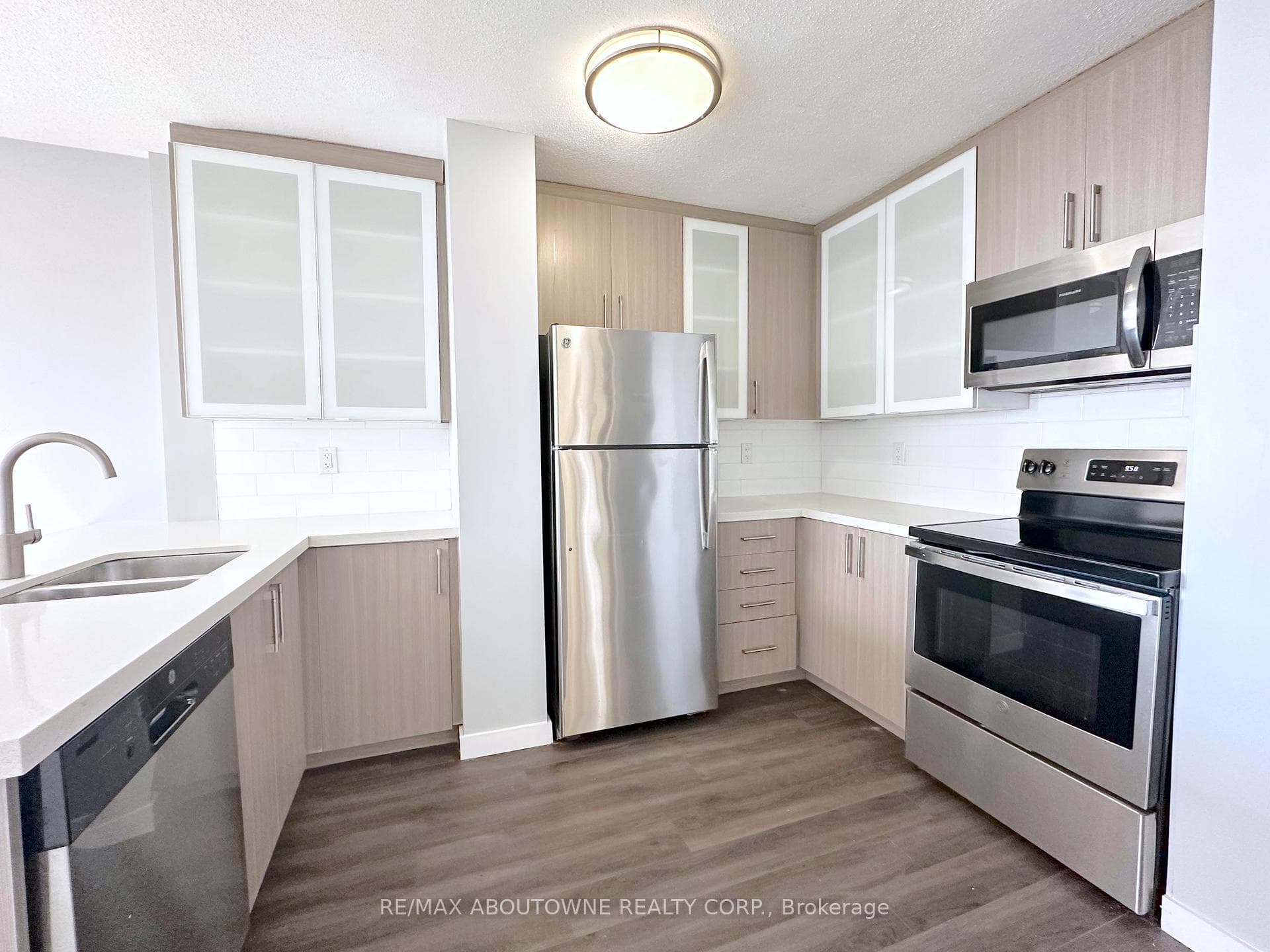 2575 Danforth Avenue Unit 2109 photo 2