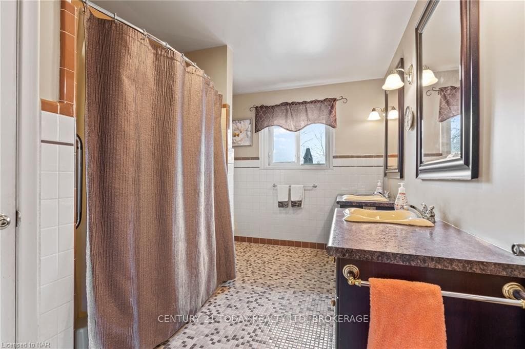 3061 CHIPMAN Crescent photo 16