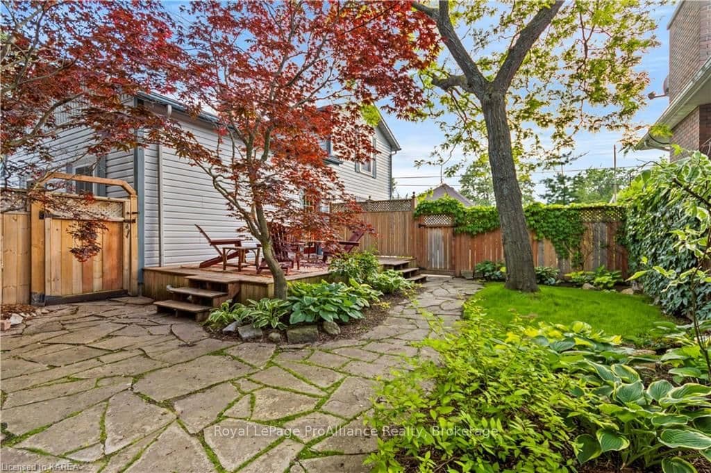 93 MOWAT Avenue photo 31