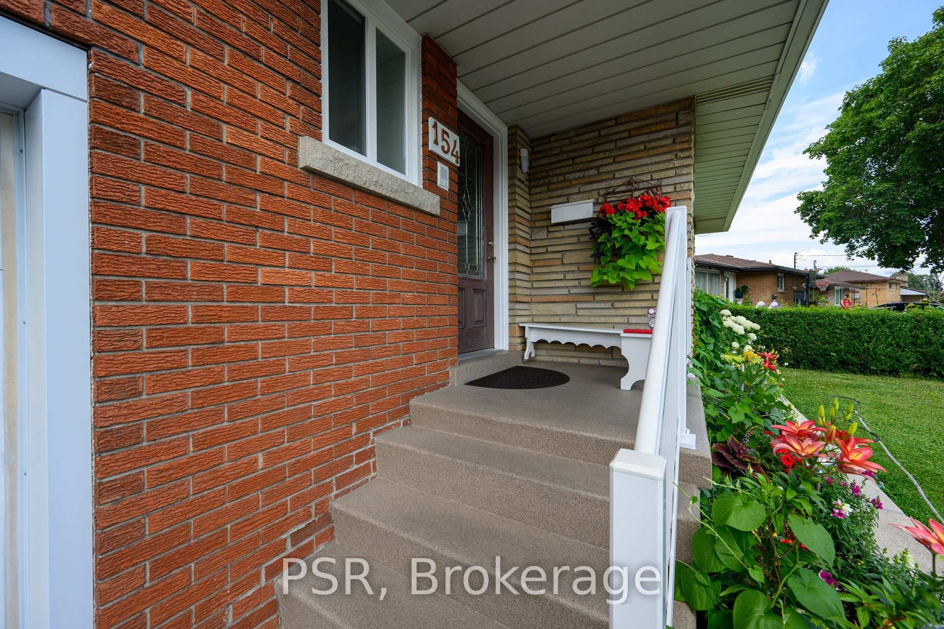 154 Gainsborough Road photo 4