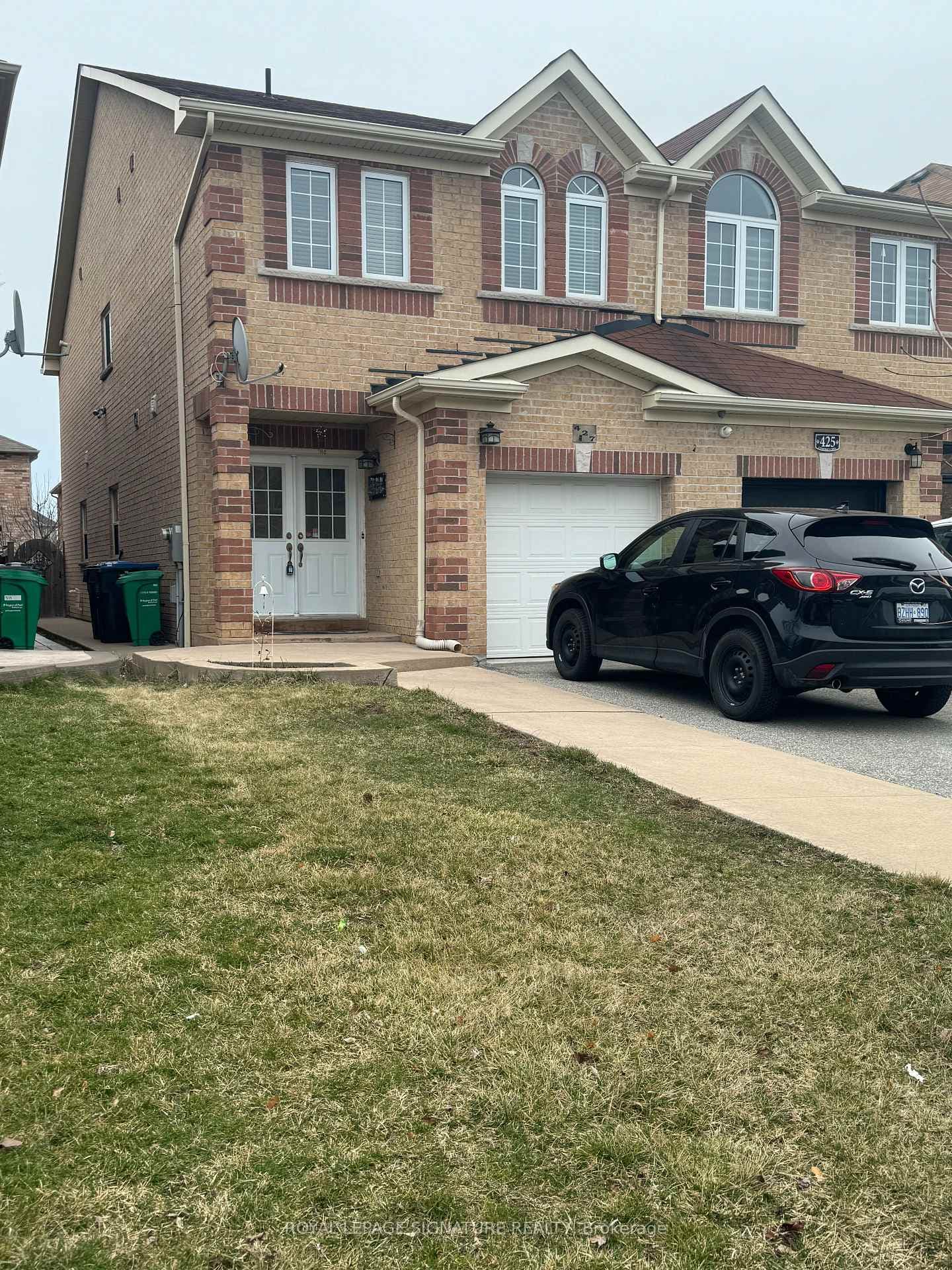 427 Comiskey Crescent photo 1