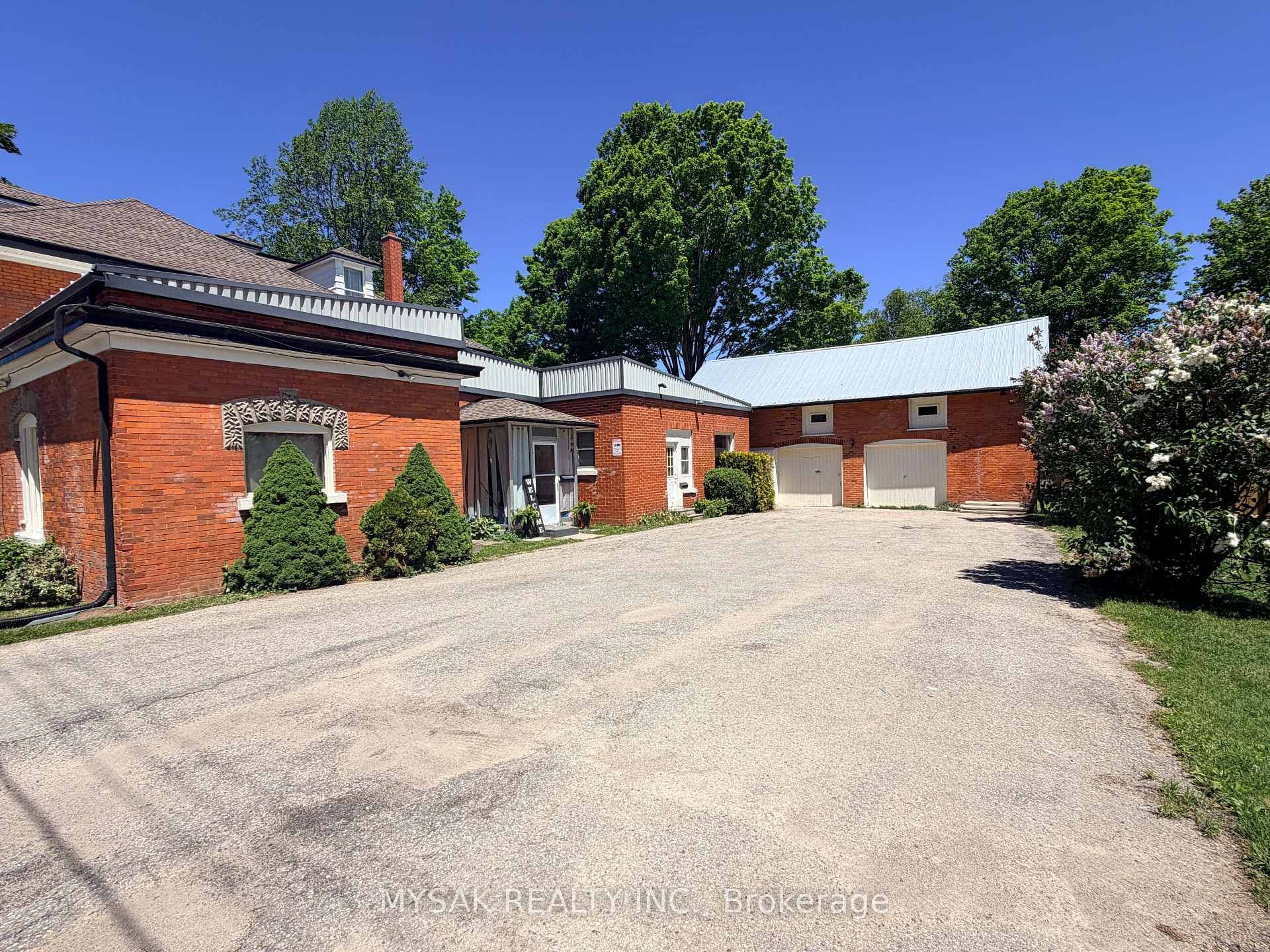 315 Centre Street photo 8