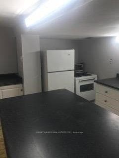 195 Poyntz Avenue Unit Lower photo 3