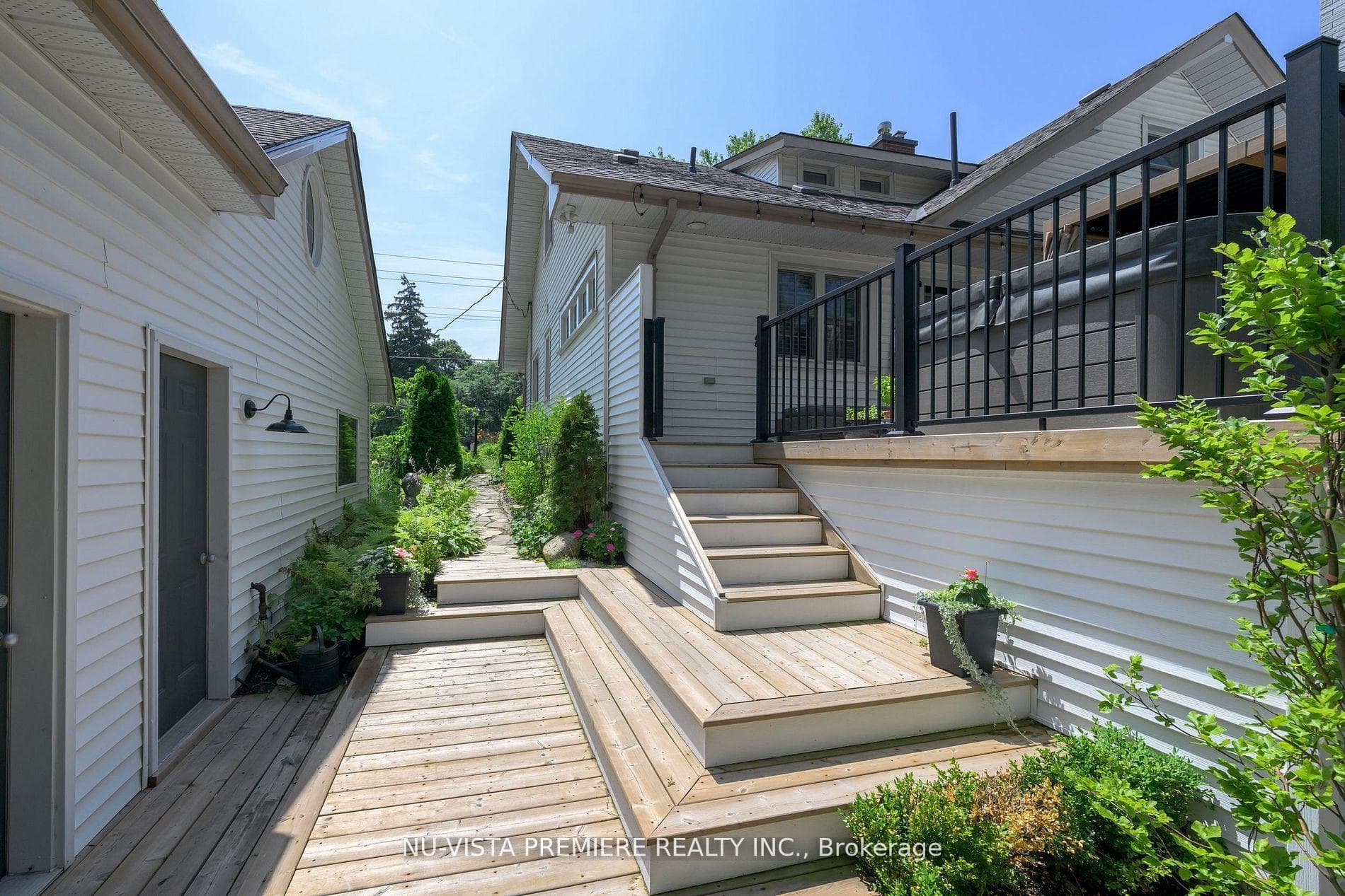 146 Commissioners Road photo 6