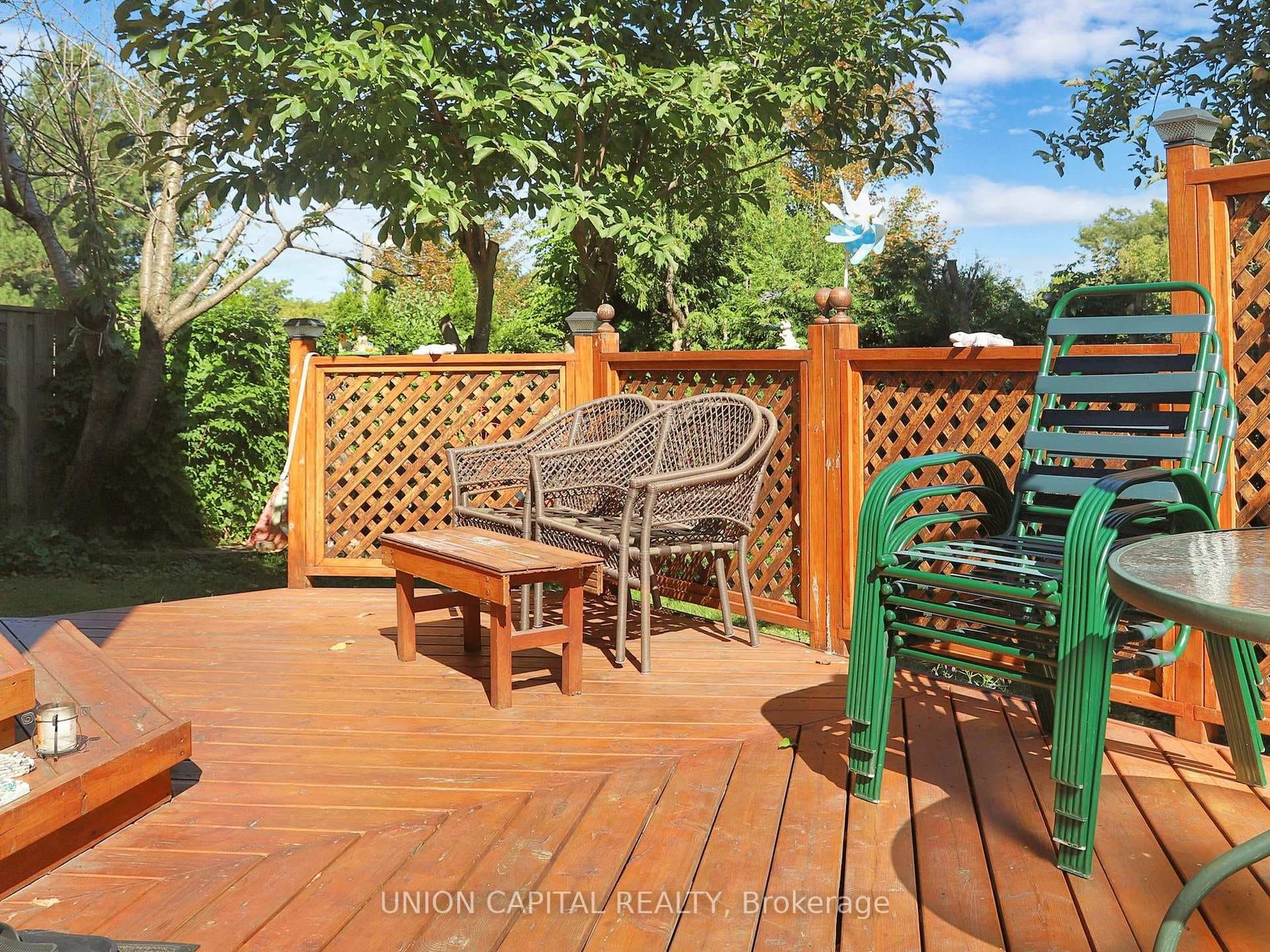 114 NEWBRIDGE Crescent photo 36