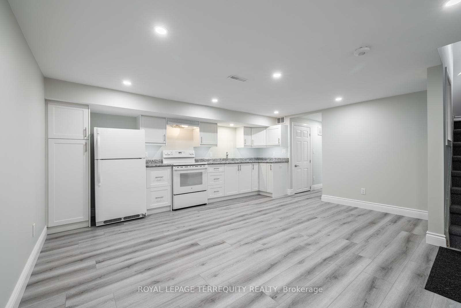 401 Vancouver Crescent photo 27