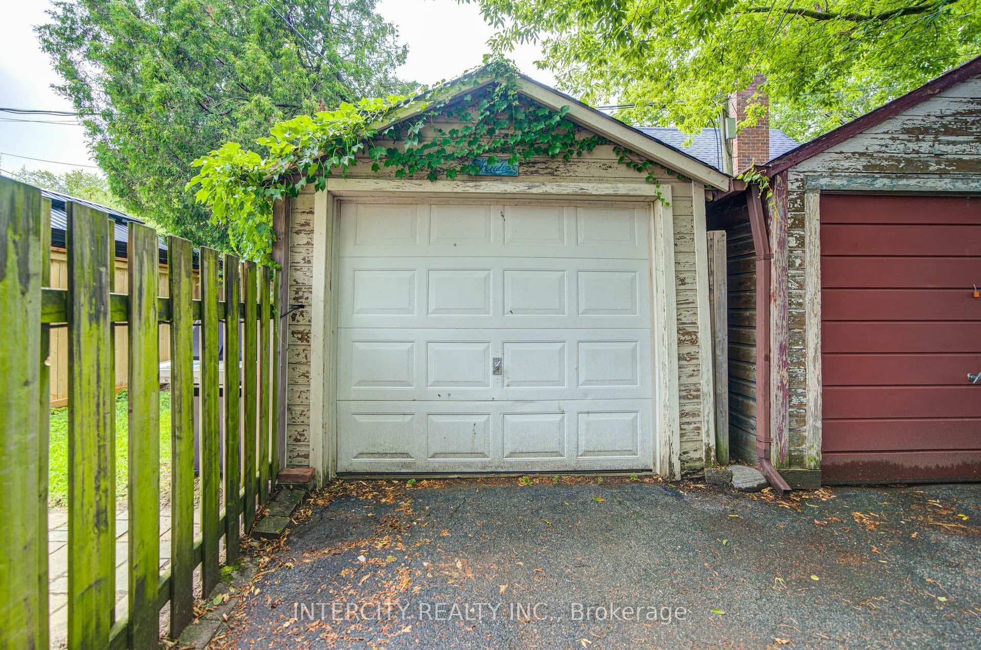 256 Blantyre Avenue photo 40