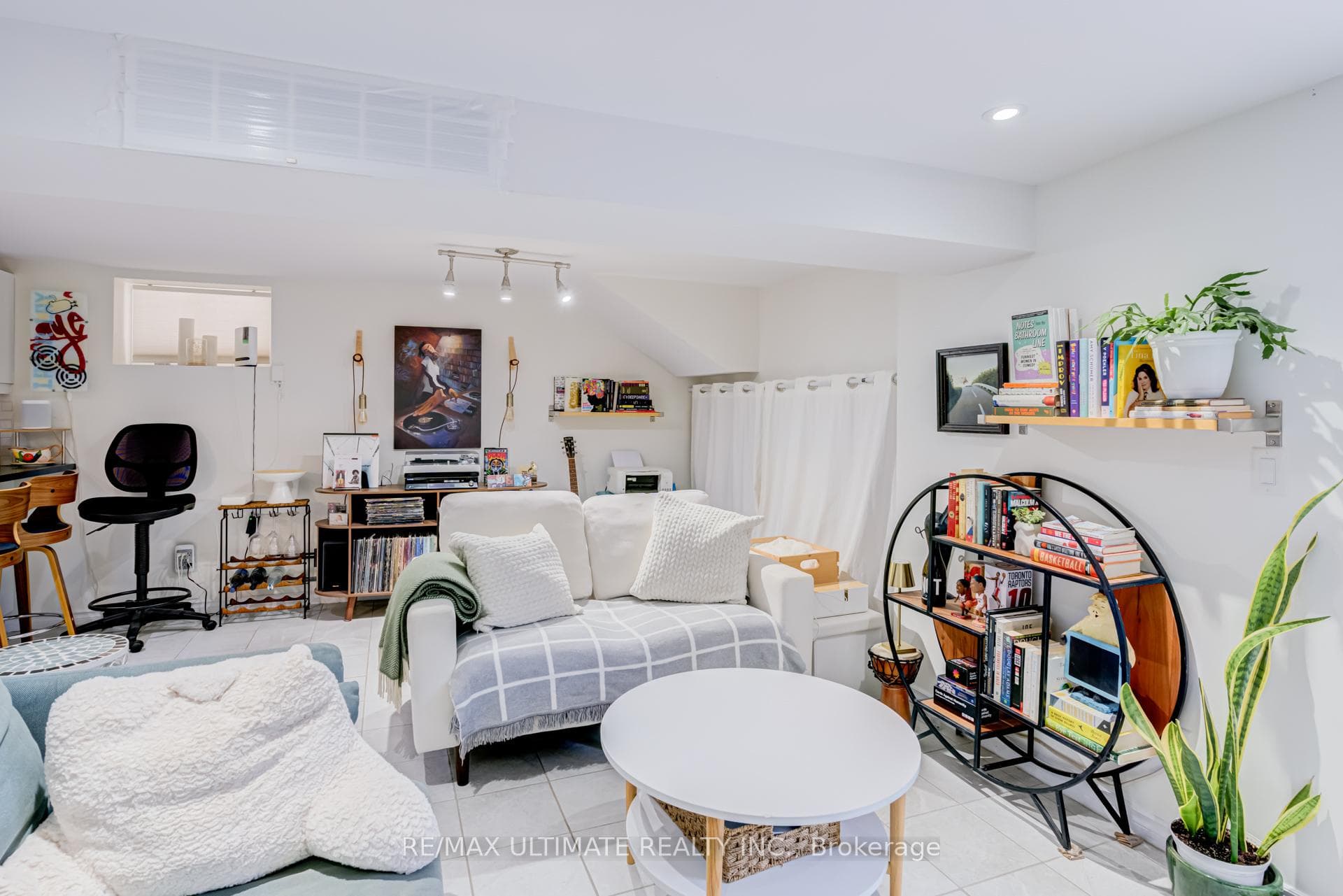 533 Kingston Road photo 19