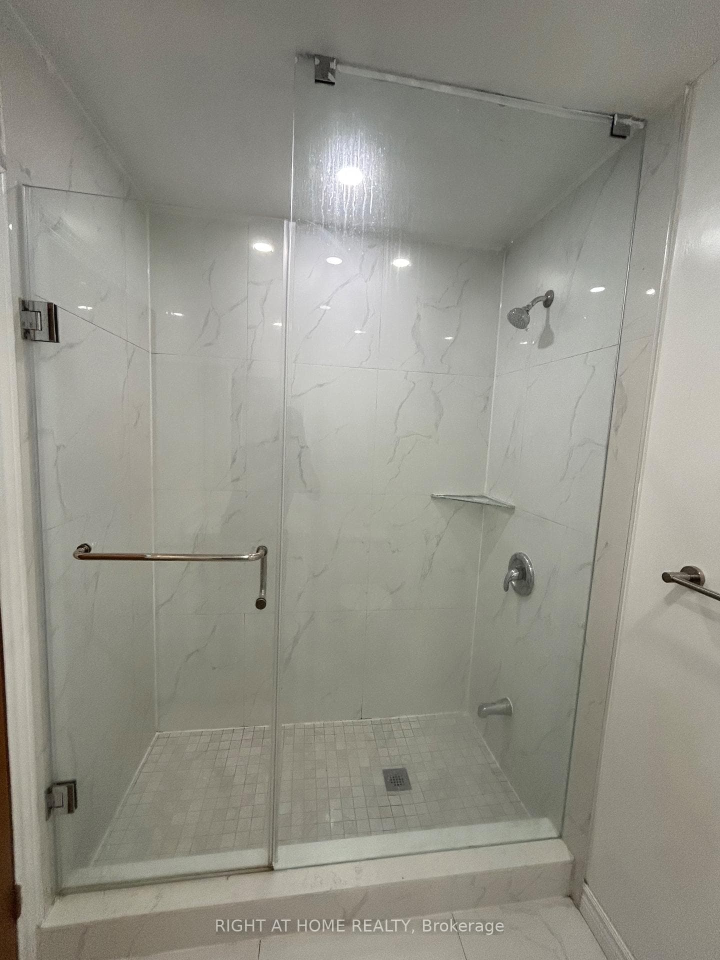 1010 Bloor Street photo 11