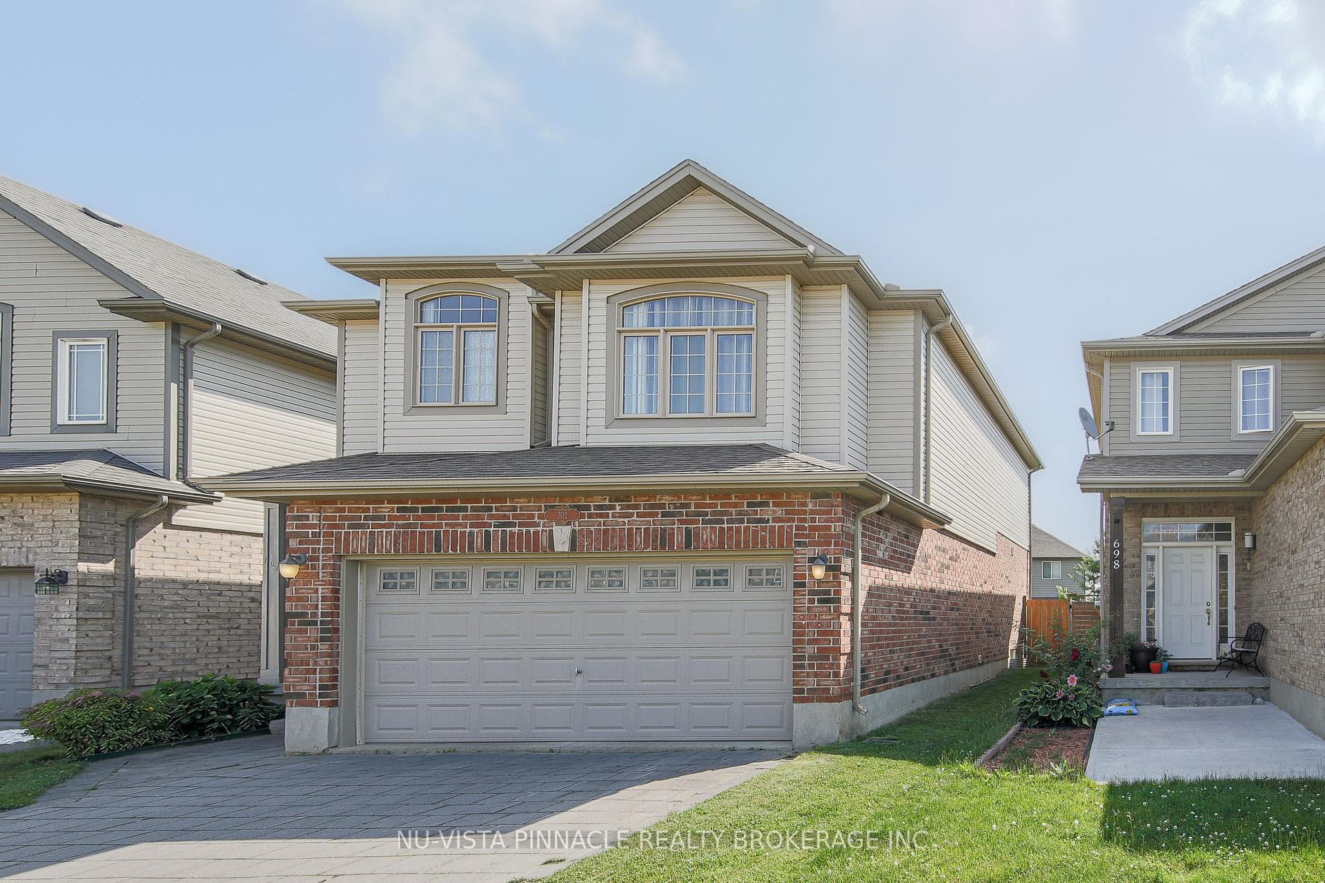 702 Springwood Crescent photo 2