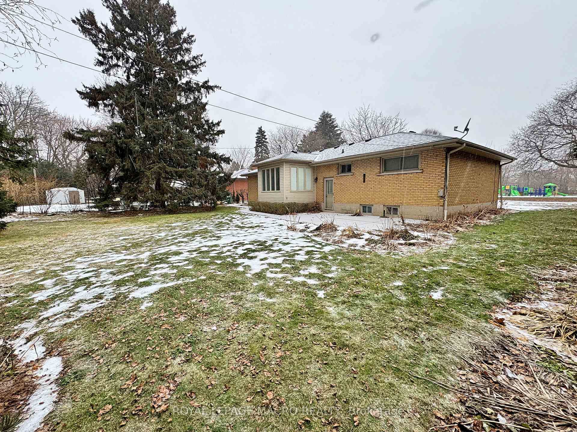646 Iroquois Avenue photo 21