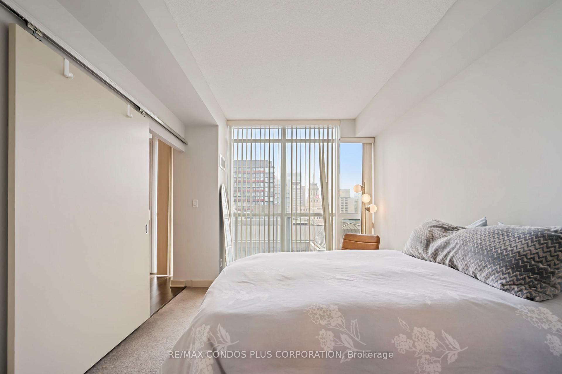 126 Simcoe Street Unit 1806 photo 15
