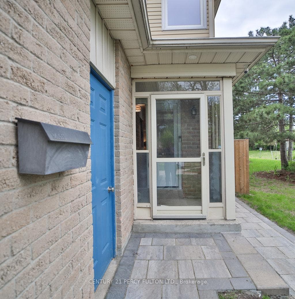 6117 Fullerton Crescent photo 3