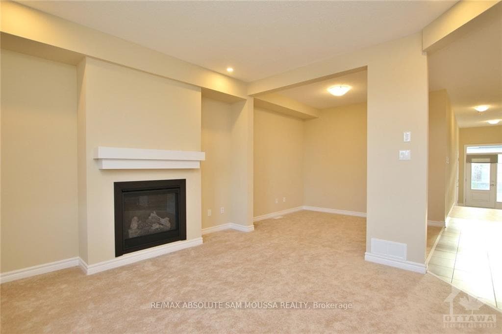 252 SADDLEBACK Crescent photo 12