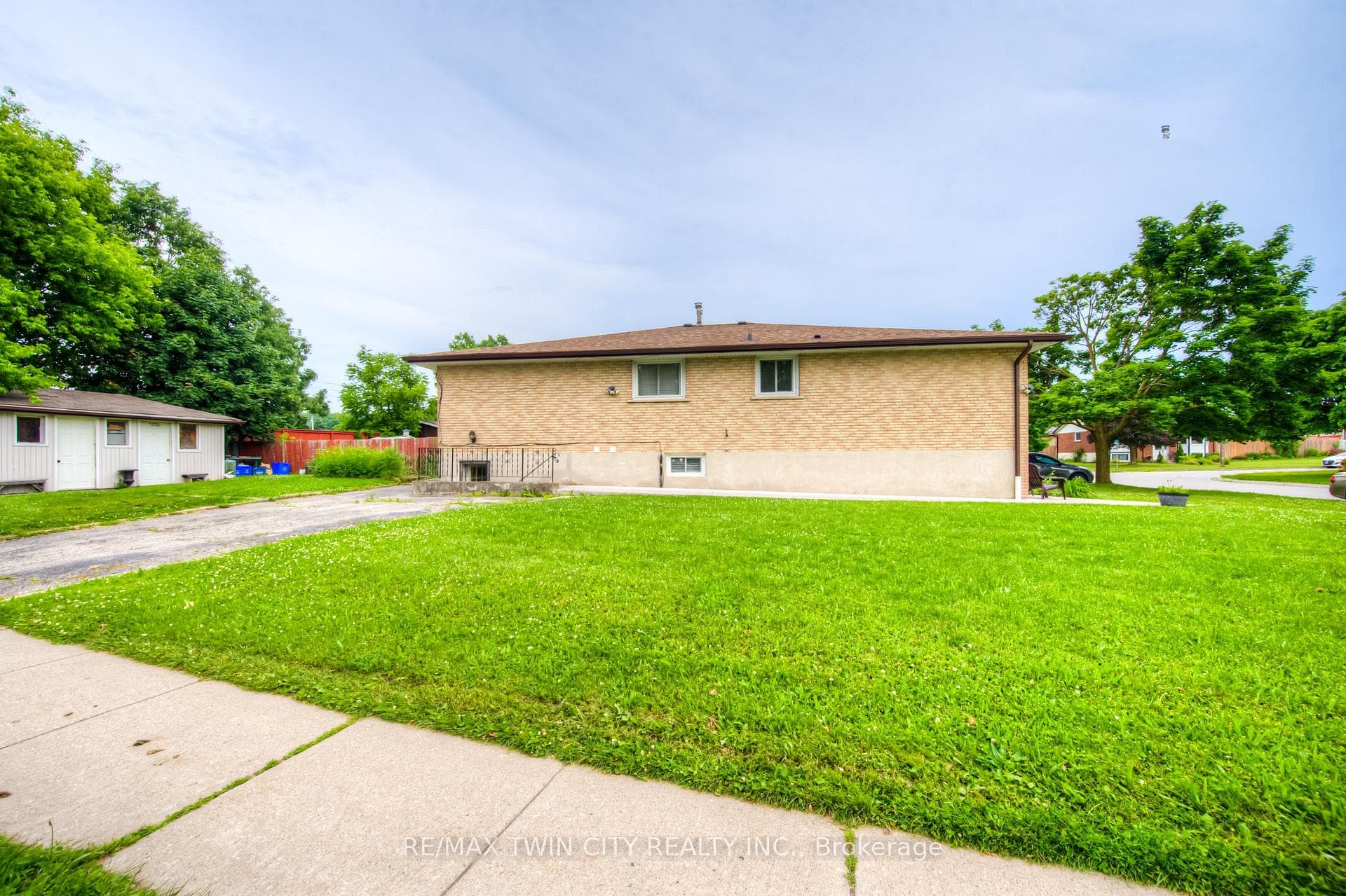 6 Bakersfield Drive photo 2