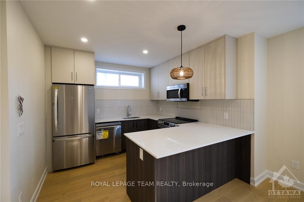 415 TWEEDSMUIR Avenue Unit D photo 3