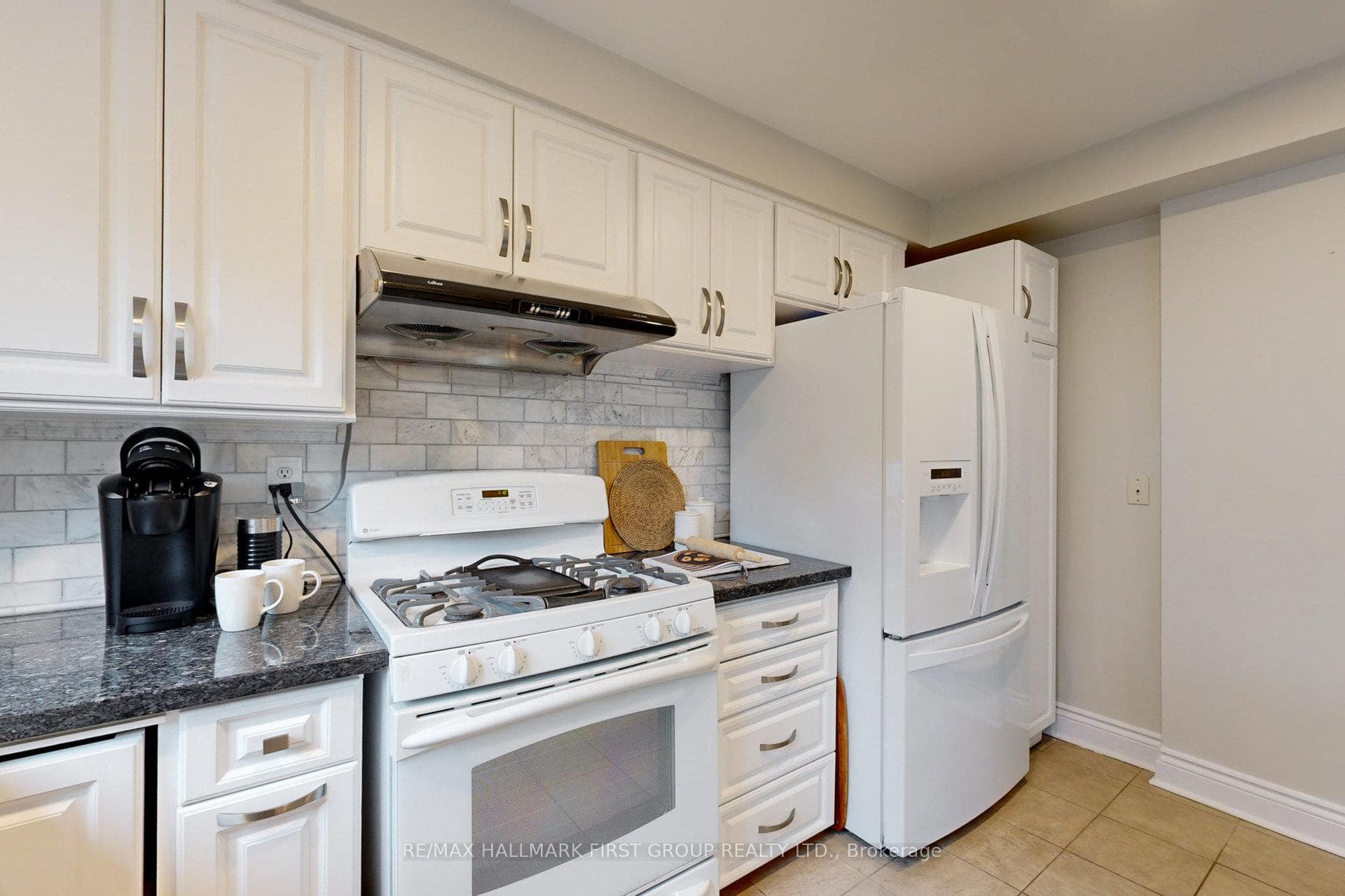 884 Sheppard Avenue photo 11