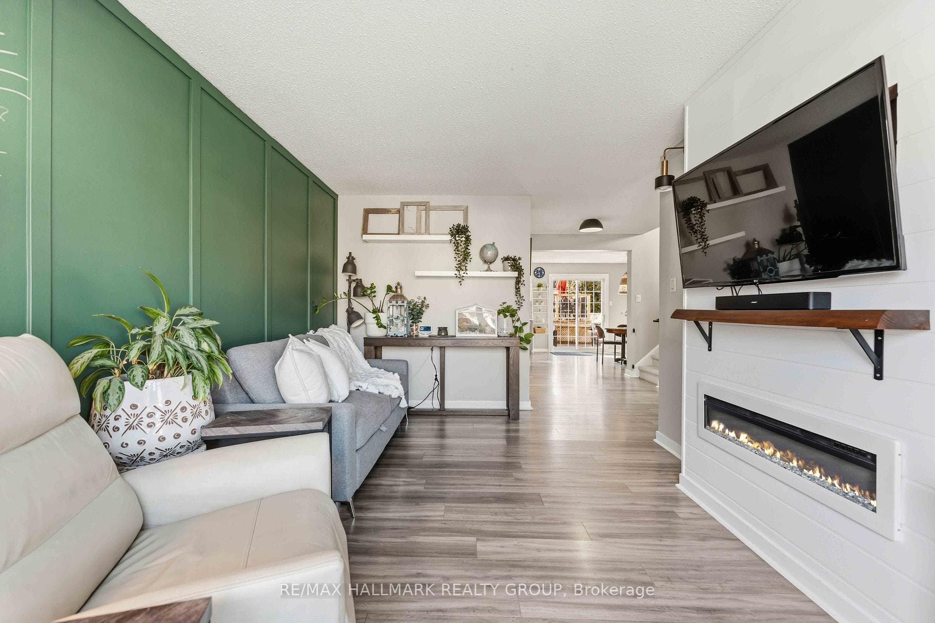 1091 Burgundy Lane photo 4