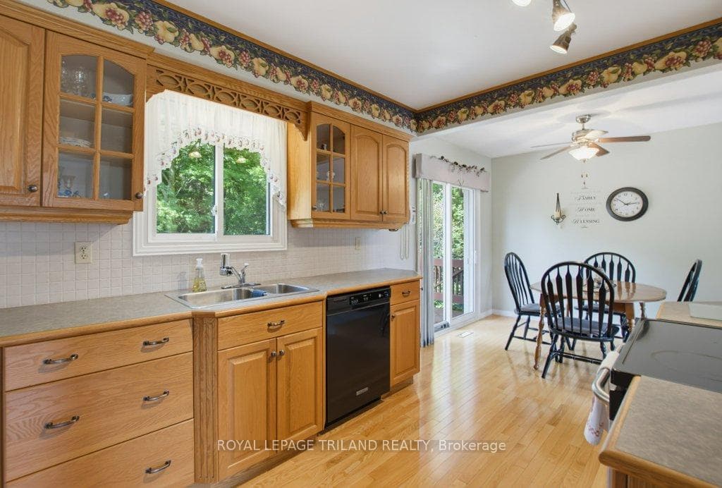 5 Warren Crescent photo 13