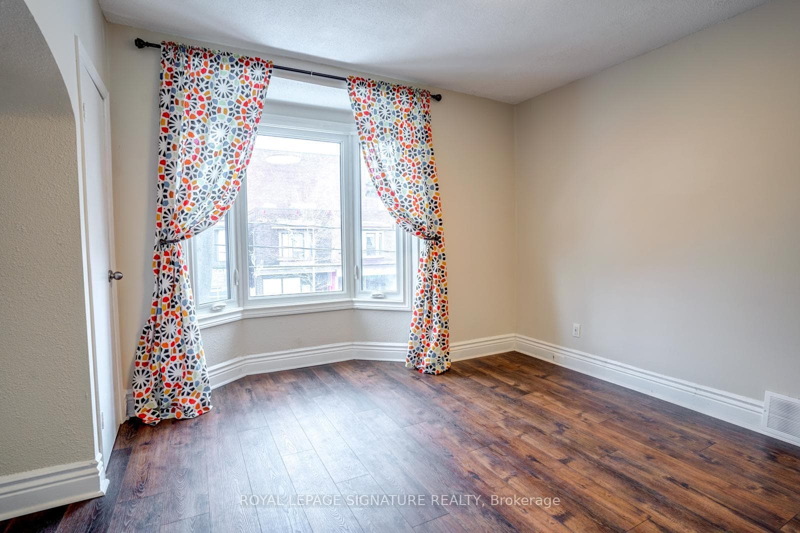 689 Pape Avenue Unit Upper photo 3